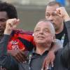 Didier Moreno (izq), jugador del DIM, tratando de sacar a Raúl Giraldo (der), máximo accionista del club, del campo del Atanasio Girardot. FOTO: MANUEL SALDARRIAGA 