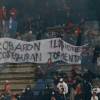 Con arengas y pancartas, la afición le mostró al continente su descontento. FOTO: MANUEL SALDARRIAGA
