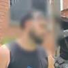 Este es el momento en que miembros de la Policía Nacional capturaron al estadounidense en una acera de la comuna Laureles - Estadio. FOTO: TOMA DE VIDEO - POLICÍA NACIONAL