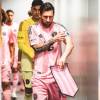 Lionel Messi alista su uniforme, el banderín y la cinta de capitán para la visita de su equipo Inter de Miami a Nacional en el Atanasio. FOTO: INTER DE MIAMI