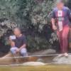 De acuerdo con los videos de las denuncias, estas dos personas estarían detrás del cerramiento. FOTO: MI ORIENTE