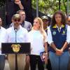 El presidente hizo un reconocimiento a Nubia Carolina Córdoba, gobernadora del Chocó (derecha) por su labor durante la emergencia. FOTO: X @ABDELAESPRIELLA