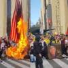  Quema de bandera estadounidense durante manifestación en Medellín. FOTO: REDES SOCIALES
