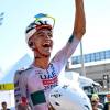Isaac del Toro celebró su triunfo en los brazos de Tadej Pogacar; dupla ganadora de la segunda etapa del Tour de Francia. FOTO: CORTESÍA TEAMEMIRATESUAE