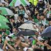 La fiesta comenzó desde temprano afuera del estadio y el ingreso tendrá control y acompañamiento de la Fuerza Pública. FOTO: CAMILO SUÁREZ