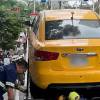 El taxi fue llevado a los patios, mientras se resuelve la situación del conductor. FOTO: ALCALDÍA DE MEDELLÍN