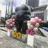 Así decoraron el pedestal del Torso de mujer o La Gorda del parque Berrío para celebrarle sus primeros 40 años. FOTO: CORTESÍA BANREP