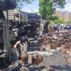 Así quedaron esparcidas las cajas en la vía. FOTO: CORTESÍA DENUNCIAS ANTIOQUIA