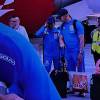 Momento captado en televisión cuando el utilero baja del avión con la bolsa de Tiendas Ara. FOTO: TOMADA DE X @TOMASFORERO08