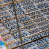 Miles de billetes de lotería se comercializan a diario en las calles de Medallo. FOTO: CAMILO SUÁREZ