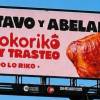 La curiosa campaña es de la cadena de restaurantes Kokoriko. FOTO: KOKORIKO 