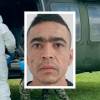 El cadáver de Edward Alexánder Cartagena Ortiz, alias Cartagena, fue sacado de la zona donde fue abatido en un helicóptero del Ejército Nacional. FOTO: TOMA DE VIDEO EJÉRCITO NACIONAL (FONDO) Y CORTESÍA (DETALLE)
