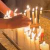 Población yaliseña se reunió para encender las velas. FOTO: CAPTURA DE VIDEO TOMADA DE FACEBOOK ALCALDÍA DE YALÍ