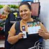 Los bonos podrán redimirse en establecimientos autorizados para la compra de alimentos de la canasta básica. FOTO: ALCALDÍA DE MEDELLÍN