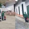Adulto se paseó por las calles con un cilindro del Eln. FOTO: COLOMBIAOSCURA Y REDES