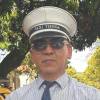 A don Uriel le gusta vestirse diferente para trabajar de lunes a viernes, además de cambiar cada día su kepi (gorra), de las que tiene 20. FOTO: FAISURY SÁNCHEZ