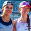 La paisa Emiliana Arango (izq.) y la suiza Simona Waltert (der.), campeonas en dobles del WTA 125 de Bastad. FOTO: @EMIARANGO