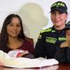 De derecha a izquierda: Álvaro Betín, intendente de la Policía; Diana Isabel Vélez junto a la pequeña Gabriela; la subintendente Camila Hinestroza, la hija menor y Rafael Ávila.<span class="mln_small-caps_mln"> FOTO: POLICÍA </span>