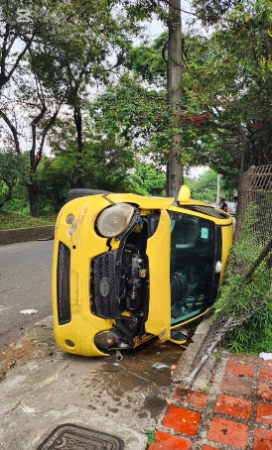 Volcamiento de taxi en la avenida Regional. FOTO: PRENSA PAISA