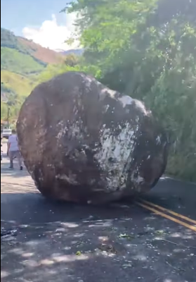 Roca gigante cayó sobre una vía en Dabeiba. FOTO: D.R.A
