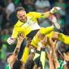 David Ospina es despedido por sus compañeros en el Atanasio Girardot. FOTO: JUAN ANTONIO SÁNCHEZ