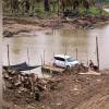 En planchones construidos por la comunidad transportan hasta vehículos. FOTO: ALCALDÍA DE SAN JUAN DE URABÁ