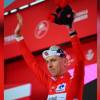 El esloveno Tadej Pogacar era líder sólido de la Vuelta, vistiendo la camisa roja desde la etapa 1 y había ganado 3 fracciones. FOTO: X LA VUELTA