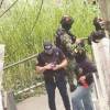 En la primera hay miembros de la Fuerza Pública en las escaleras donde murieron los 2 hombres el 16 de mayo. En la segunda, el momento en que fue capturado un hombre. FOTOS: CORTESÍA Y TOMA DE VIDEO