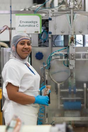 Gloria Elena Hoyos llegó a Agrofrut como empacadora y al año pasó a ser operaria. Lidera la producción de las pulpas Canoa. FOTO: CORTESÍA