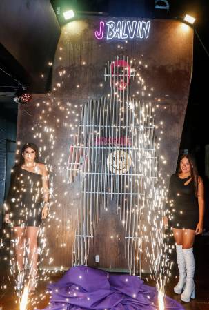 Momento de la presentación de la escultura de J Balvin. /FOTO: JAIME PÉREZ