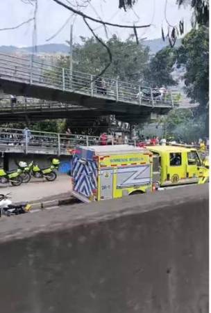 Momento de la emergencia que era atendida por el Cuerpo de Bomberos Medellín. FOTO: TOMADA DE FACEBOOK CHISME FRESCO PAISA#2