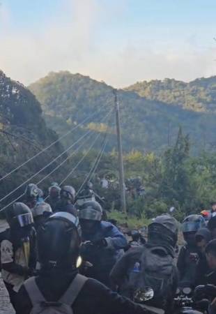 El desprendimiento causó gran congestión. Motociclistas arriesgaban pasando por un costado. /FOTO: CORTESÍA