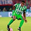 Andrés Felipe Román, de Nacional, y Frank Fabra, del DIM, disputan el balón. FOTO: MANUEL SALDARRIAGA QUINTERO