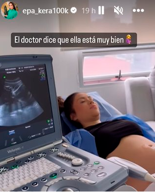 Daneidy Barrera Rojas siendo revisada por el médico en su embarazo. /FOTO: INSTAGRAM @epa_kera100k