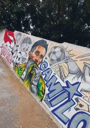 Camilo tiene un mural a las afueras del estadio Jalisco, donde es local el Atlas. FOTO: IG @MINUTOROJINEGRO