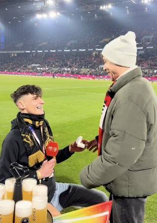 Árbitro de la Bundesliga pidiendo matrimonio. FOTO: TOMADA DE X @CURIOSIDADESEU