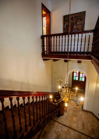 Algunas de las cosas que adornan el castillo son traídas desde Europa. 