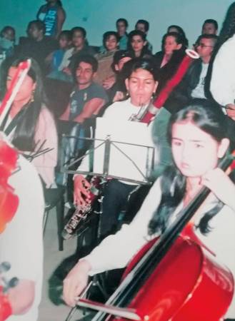 Natalia Rojas, en segundo plano, interpreta el fagot, en sus inicios en la red. / FOTO: CORTESÍA.