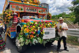 Don Fabio Vargas, orgulloso ganador del Desfile de Chivas y Flores 2026