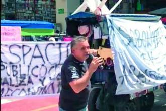 Los vendedores informales cerraron la avenida Colombia, abajo de la estación Parque Berrío. / FOTO: CORTESÍA