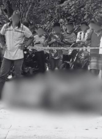 El cuerpo quedó completamente calcinado en mitad de carretera. FOTO: CORTESÍA DENUNCIAS ANTIOQUIA