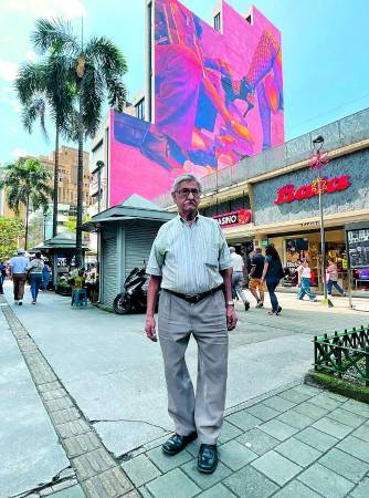 Con orgullo posa delante del mural que le hicieron, el cual se puede observar desde el pasaje Junín. FOTO: JAIDER ESCOBAR