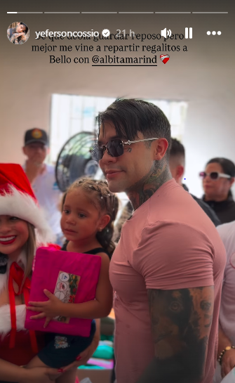 Yeferson Cossio repartiendo regalos en Bello. FOTO: INSTAGRAM @YEFERSONCOSSIO