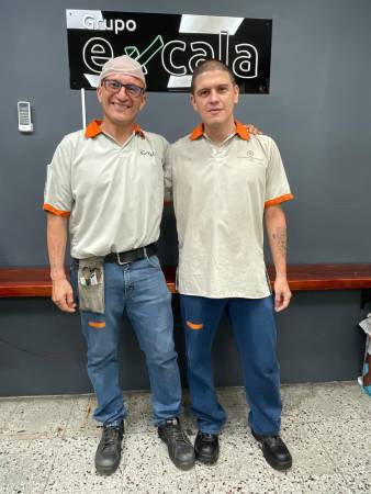 Jhon Fredy Castrillón posa con orgullo al lado de su hijo, Nelson Mauricio, a quien también llevó a trabajar al Grupo Excala. FOTOS: JAIDER ESCOBAR