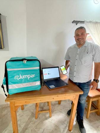 Heins Valderrama, quien manipula la aplicación, también es mensajero cuando le toca, lo que para él ratifica, que es una evidencia de que es hecho a pulso. /FOTO: JAIDER ESCOBAR 