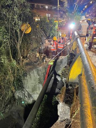 Labores de reparación del tubo afectado. /FOTO: CORTESÍA EPM