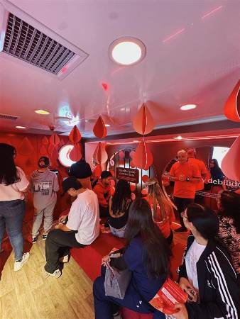 Imágenes de las personas dentro del ‘Bus Colombianas de Hierro’. FOTO: CORTESÍA COLOMBIANAS DE HIERRO