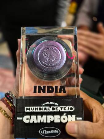 El trofeo que se llevaron los ganadores. FOTO: EMBAJADA DE LA INDIA EN COLOMBIA