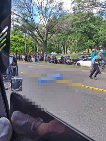 Accidente de tránsito entre volqueta y motociclista en La Minorista dejó un muerto. FOTO: CORTESÍA DENUNCIAS ANTIOQUIA
