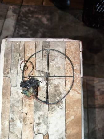 El globo habría pegado contra el edificio de al lado para caer en una teja plástica. Esta fue la candileja de globo encontrada en las cenizas. FOTO: CORTESÍA BOMBEROS ENVIGADO